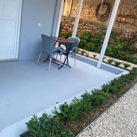 Tomi * Sarandë